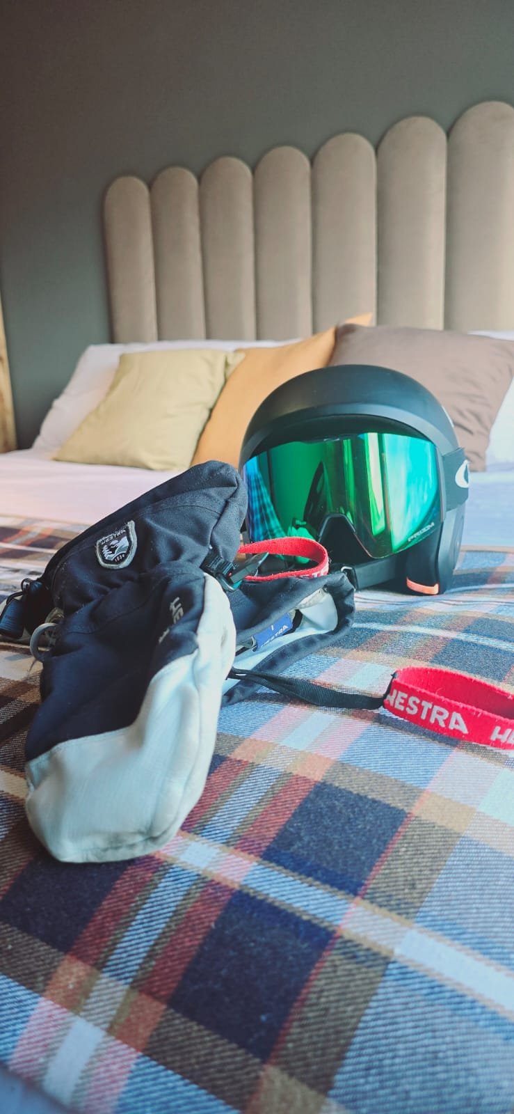 Equipo de esquí preparado en una habitación de Après Ski Lodge