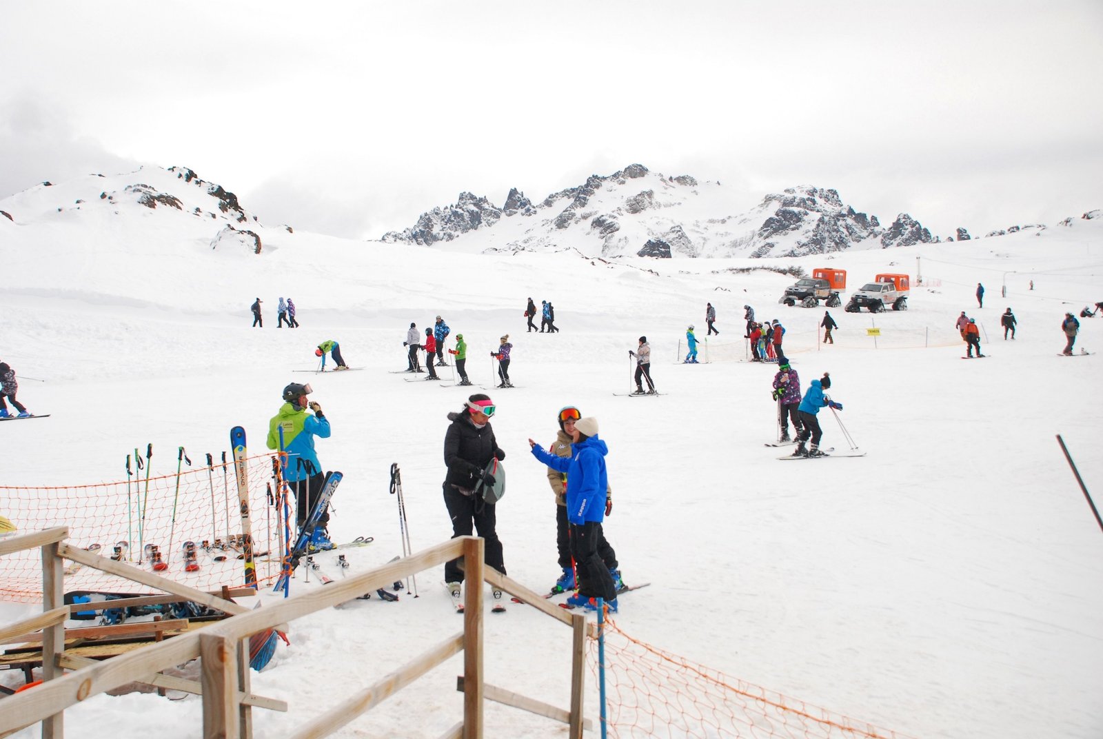 Pistas de Cerro Perito Moreno con la montaña nevada de fondo
