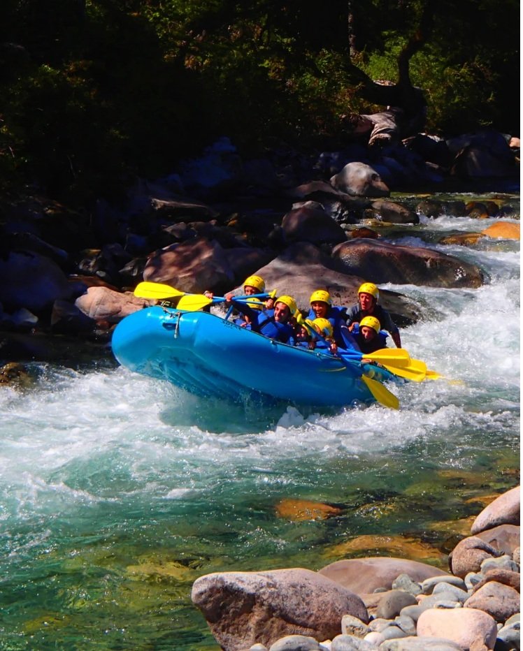 Rafting en un río de montaña de la Comarca Andina